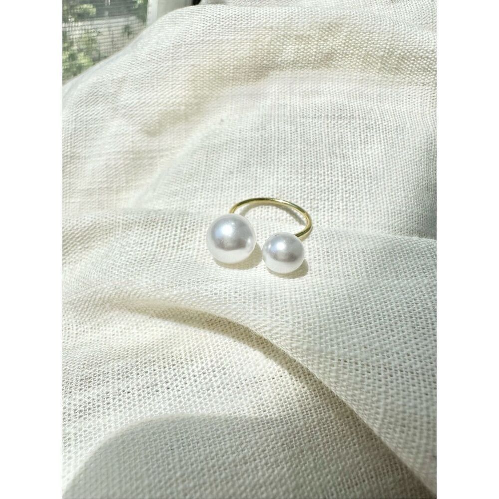 Adjustable double faux pearlโcocktail ring
